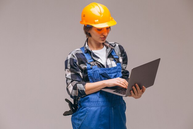 Reparaturfrau mit Laptop isoliert
