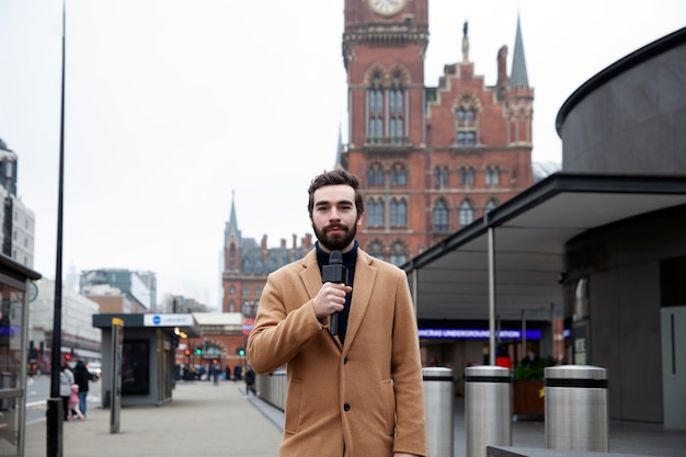 Reporter mit mittlerer Aufnahme in Großbritannien