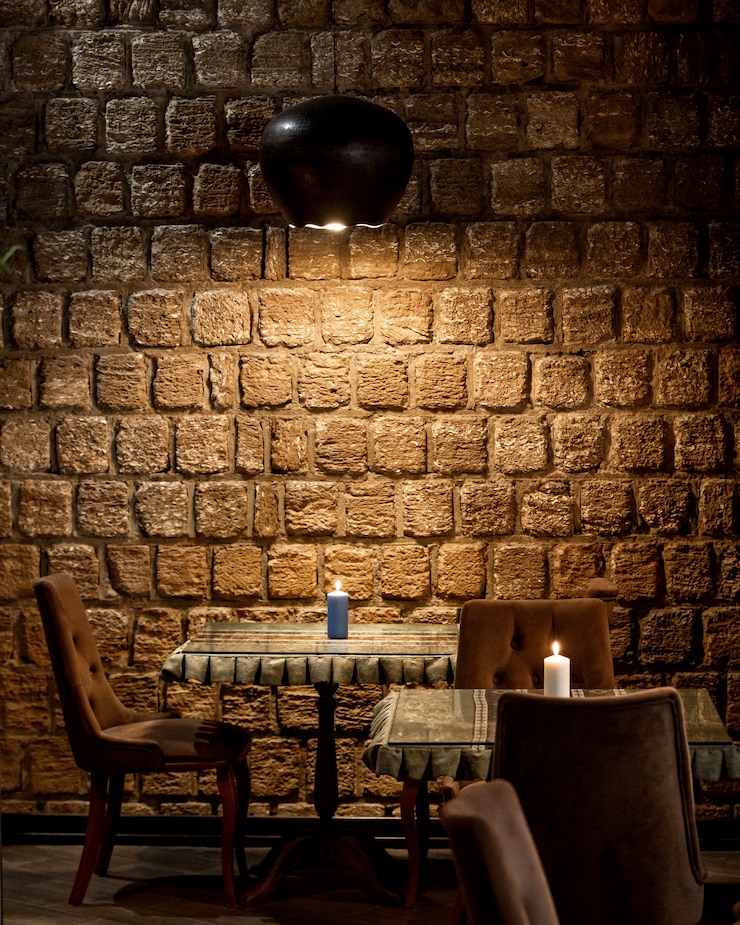 Kostenlose Foto restaurant mit steinmauern und beleuchtung von oben
