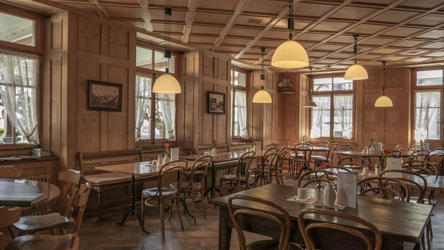 Restauranteinstellung mit Holzstühlen und Tischen und einer schönen Aussicht