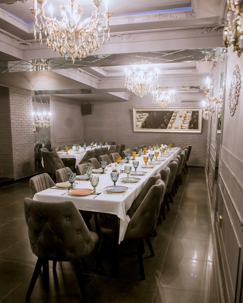 Restaurantzimmer mit zwei langen Tischeln