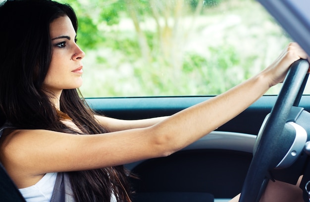 retrato morena pelo persona coche