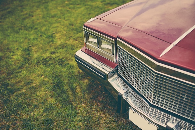 Kostenloses Foto retro auto geparkt auf gras