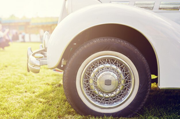 Retro Auto geparkt auf Gras