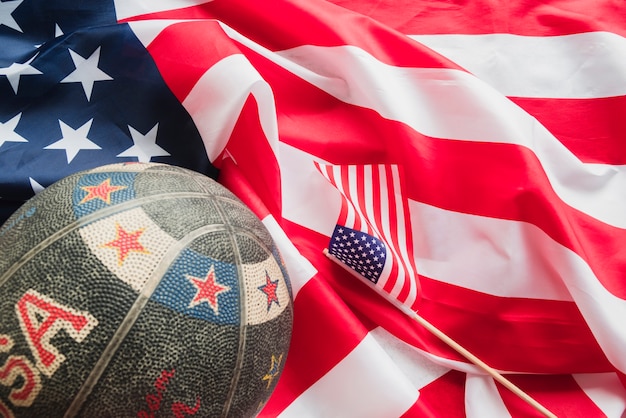 Retro Basketball auf zerknitterter amerikanischer Flagge