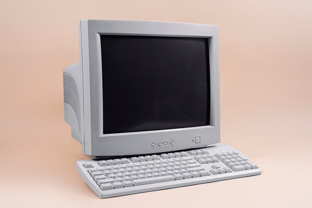 Retro-Computer und -Technologie mit Monitor und Hardware