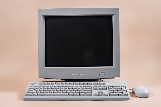 Retro-Computer und -Technologie mit Monitor und Hardware