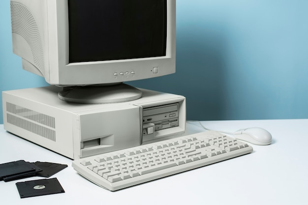 Kostenloses Foto retro-computer und -technologie mit monitor und hardware