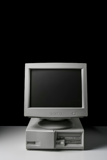 Retro-Computer und -Technologie mit Monitor und Hardware