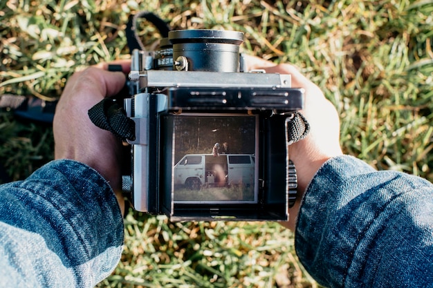 Retro-Kamera mit Paar auf Foto