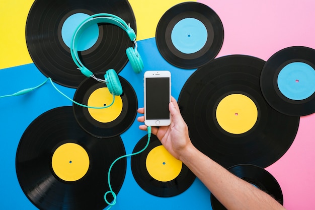 Retro-Musik-Konzept mit Smartphone und Vinyls