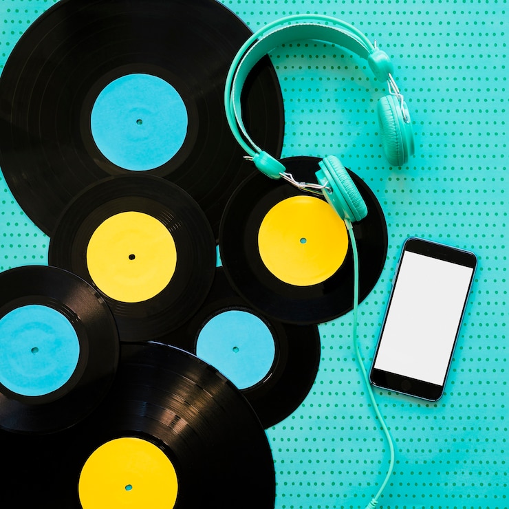 Kostenlose Foto retro musikkonzept mit kopfhörer und smartphone