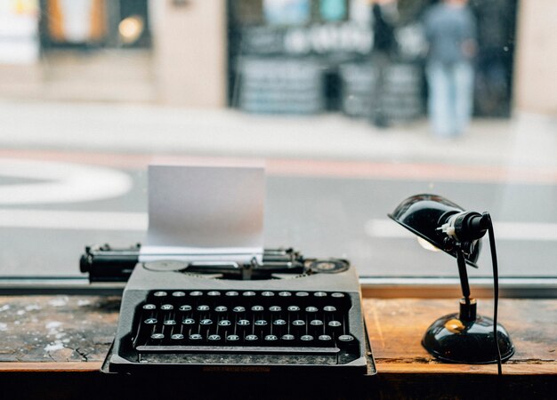 Retro-Schreibmaschine mit einem Stück Papier