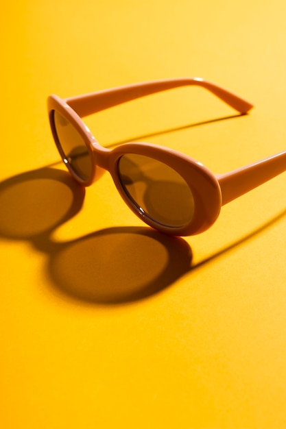 Retro- Sonnenbrille der Nahaufnahme mit Schatten