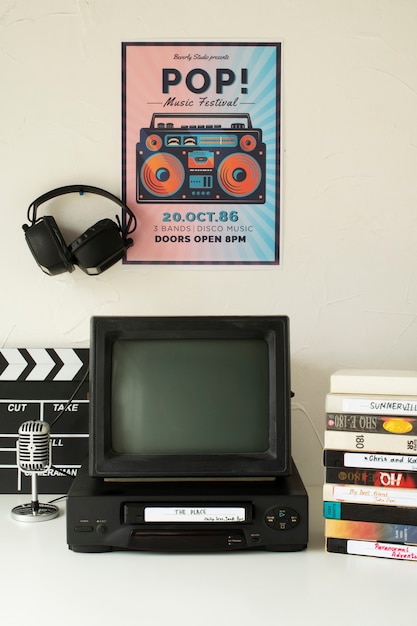 Retro-VHS-Verpackung und Computer