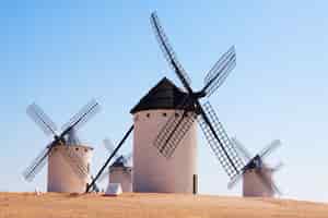 Kostenloses Foto retro windmühlen in der region la mancha
