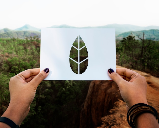 Kostenloses Foto retten sie das weltökologieumweltschutzpapier mit perforiertem papier