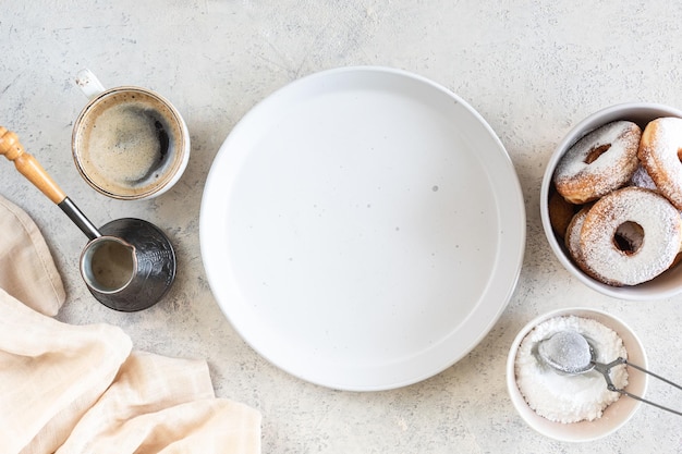 Kostenloses Foto rezept für köstliche hausgemachte donuts mit zucker auf weißem steinhintergrund draufsicht