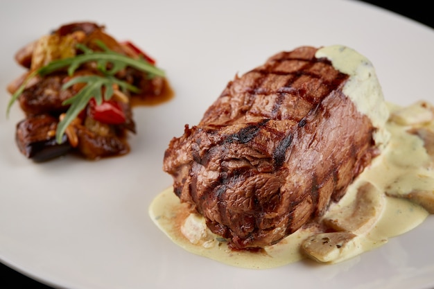 Rib-Eye-Steak mit geschmolzenem Käse