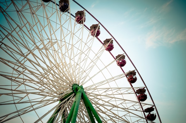 Kostenloses Foto riesenrad. farbton abgestimmt