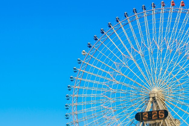 Riesenrad mit blauem Himmel