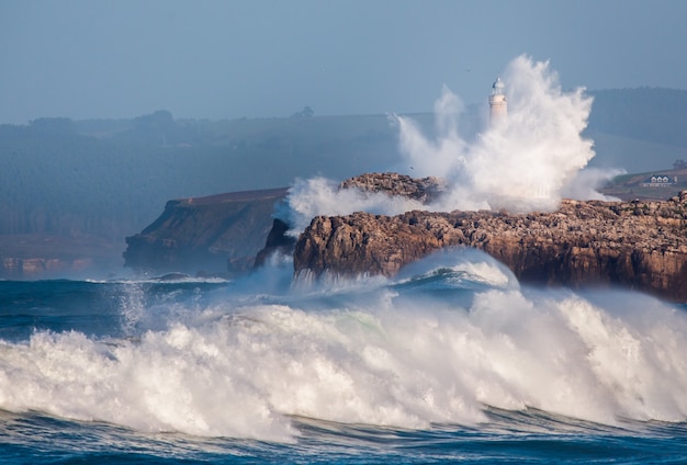 Riesenwelle sprang über den Faro de Mouro in Santander. Spanien