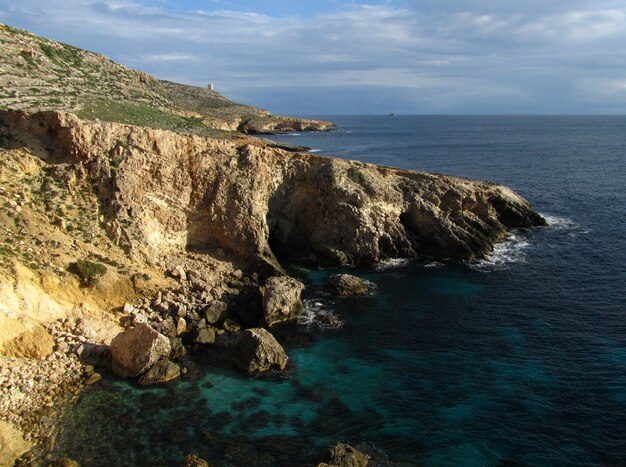 Riesige felsige Klippe an der Küste von Lapsi, Maltesische Inseln, Malta