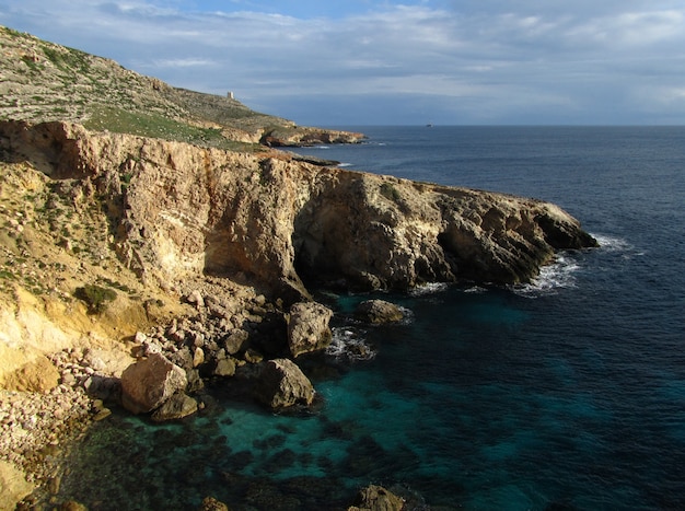 Riesige felsige Klippe an der Küste von Lapsi, Maltesische Inseln, Malta