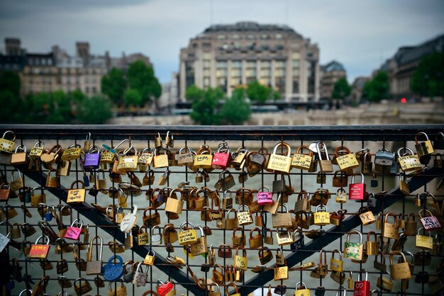 Riesige Menge Vorhängeschlösser auf der Brücke über die Seine in Paris