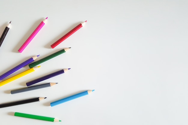 Riesige Reihe von bunten Bleistifte auf weißen Tisch Hintergrund. Draufsicht