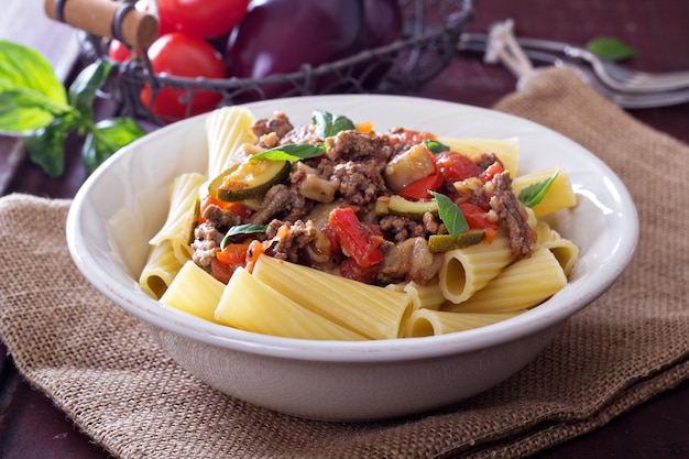 Kostenloses Foto rigatone mit auberginen-bolognese-sauce