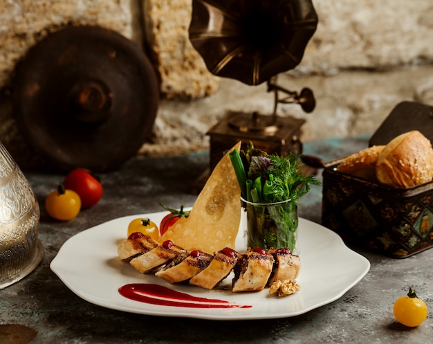 Rinderhackfleisch in Crêpe, serviert mit knusprigem Fladenbrot und frischen Kräutern