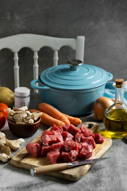 Rindfleisch auf hohem Winkel des Holzbrettes