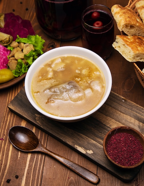 Rindfleisch-Lamm-Suppe mit Tomatensauce und Zwiebeln.