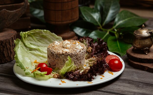 Rindfleisch pashtet, nationales russisches Lebensmittel mit Leffute- und Kirschtomaten