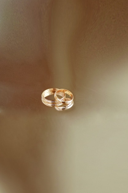 Ringe der goldenen Hochzeit liegen auf transparenter Tabelle