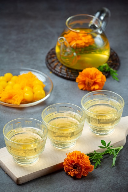 Ringelblume, Zitrone, Honig Kräutertee Behandlung Konzept.