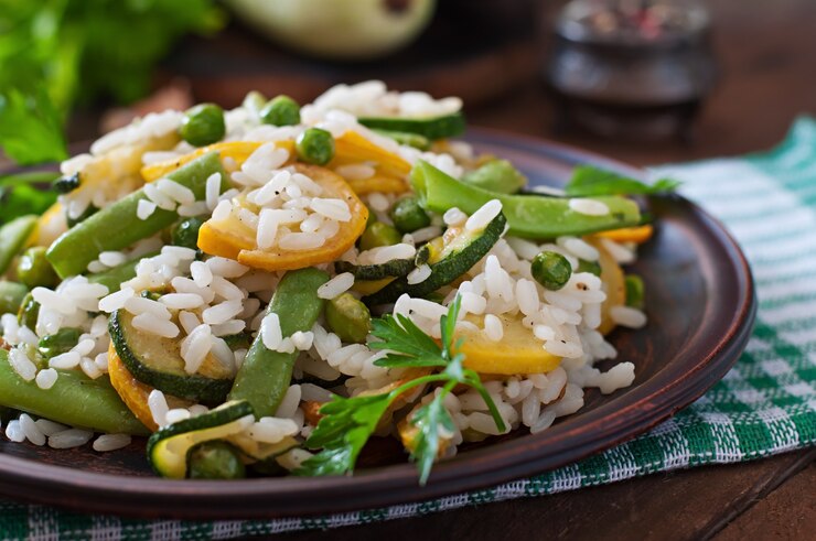 Kostenlose Foto risotto mit spargelbohnen, zucchini und erbsen