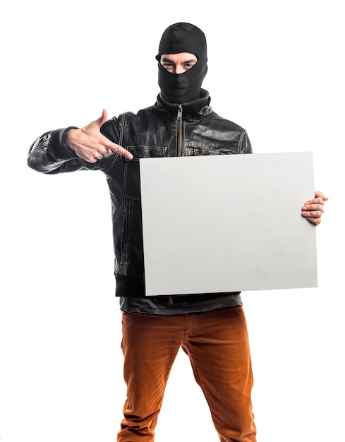 Robber hält ein leeres Plakat