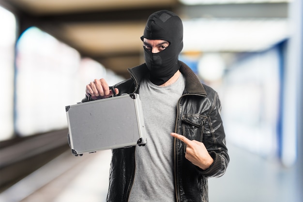 Robber hält eine Aktentasche