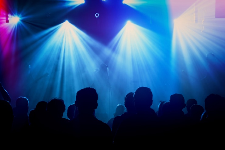 Kostenlose Foto rockband silhouetten auf der bühne bei konzert.