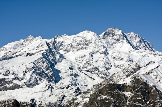 Rocky Mountain bedeckt im Meer unter dem Sonnenlicht und einem blauen Himmel am Tag