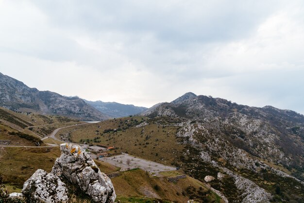 Rocky Mountains von Bäumen an einem wolkigen Tag bedeckt