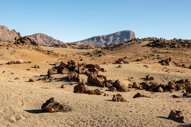 Rocky Relif mit klarem Himmel