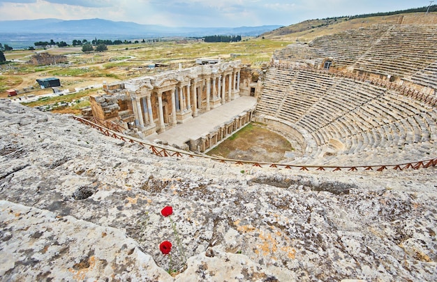 Kostenloses Foto römisches amphitheater in den ruinen von hierapolis in pamukkale