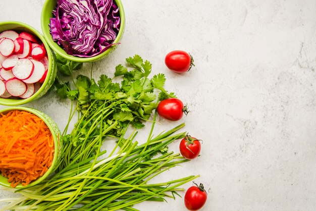 Rötlich; Karotte; Petersilie; Rotkohl; und Kirschtomate auf Marmor