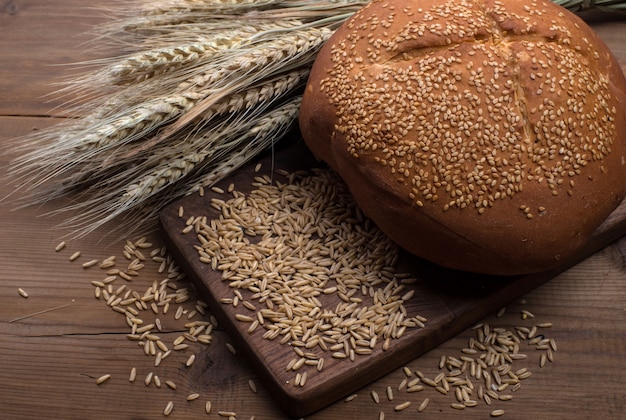 Kostenloses Foto roggen geschnittenes brot auf dem tisch