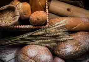 Kostenloses Foto roggen geschnittenes brot auf dem tisch