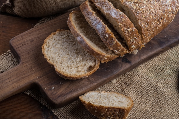 Roggen geschnittenes Brot auf dem Tisch