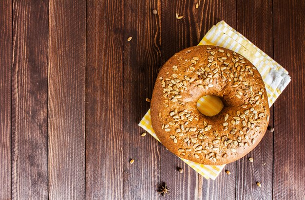 Roggenbrot mit Sonnenblumensamen auf Tuch auf hölzernem Brett